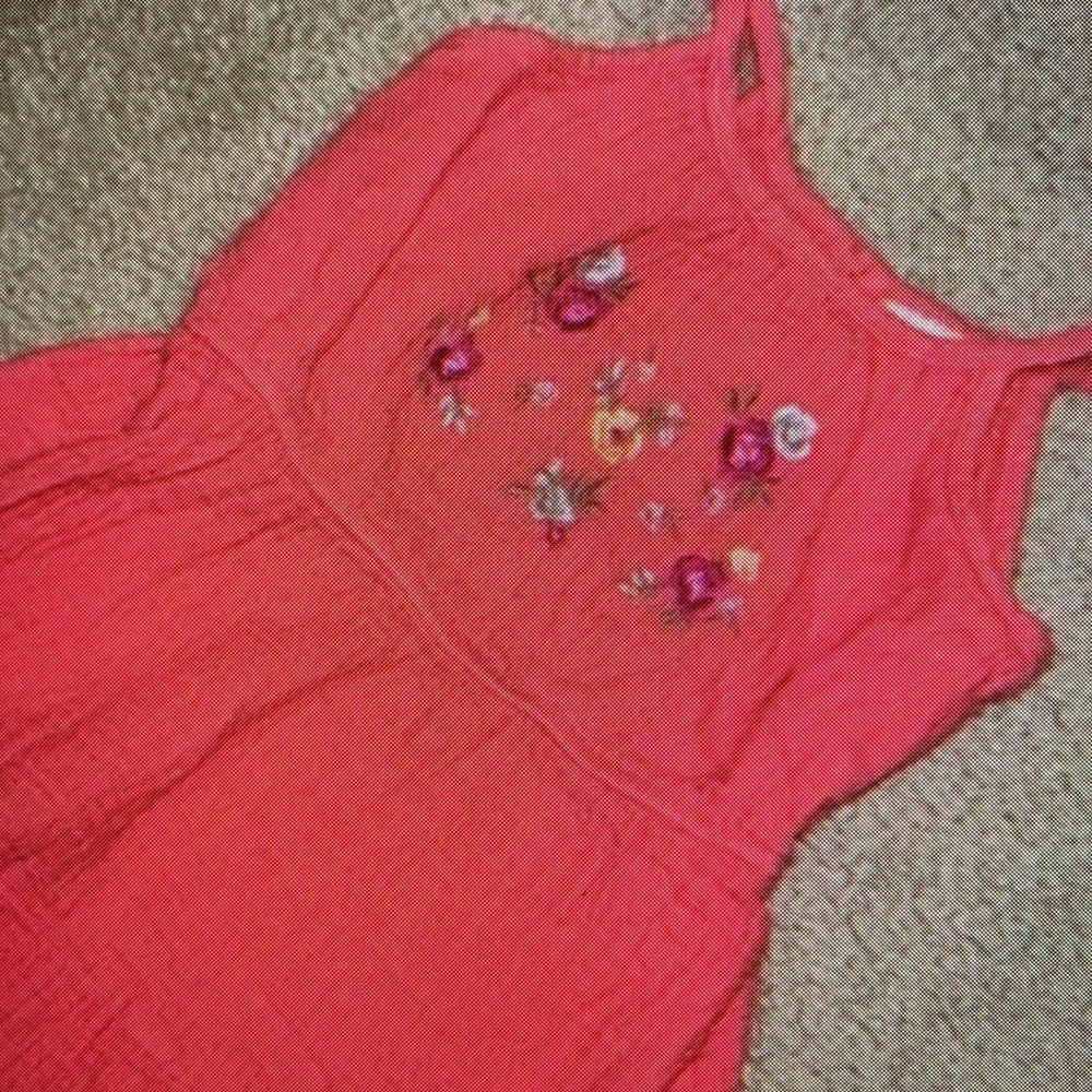 Features delicate floral embroidered design sleeveless dress